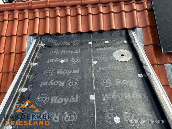 Nieuw dak met dakpannen en Royal onderlaag bij woning in Friesland Nieuw dak met dakpannen en Royal onderlaag bij woning in Friesland