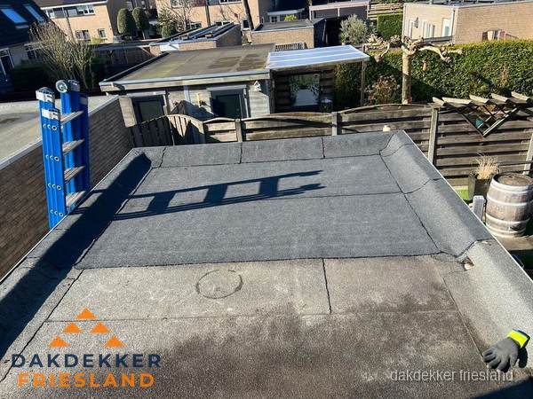Dakdekker bij bitumen plat dak renovatie in Friesland Dakdekker bij bitumen plat dak renovatie in Friesland