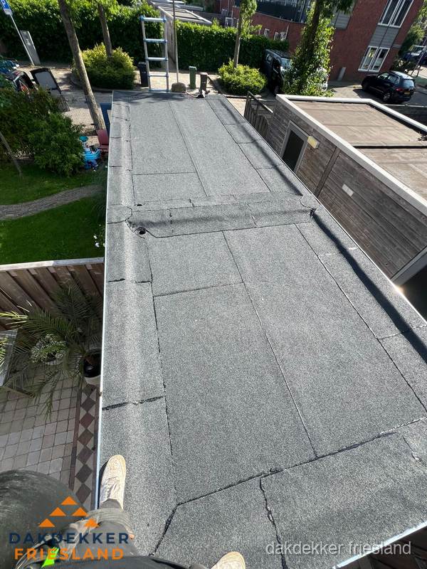 Bitumen plat dak rijtjeswoning vanuit dakdekker perspectief in Friesland