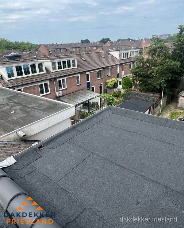 Vernieuwd plat dak met bitumen in woonwijk in Friesland