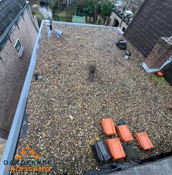 Plat dak met grindballast en dakdoorvoeren in Friesland