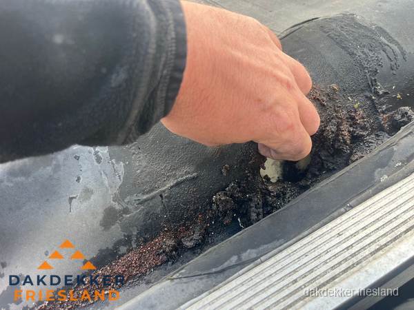 Schade aan bitumen dakbedekking op plat dak in Friesland