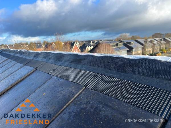Dakisolatie bij de nok met ventilatieprofiel op schuin dak in Friesland Dakisolatie bij de nok met ventilatieprofiel op schuin dak in Friesland