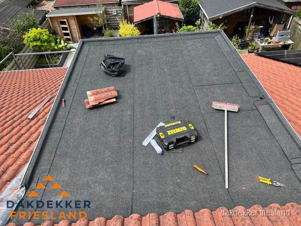 Nieuw plat dak met bitumen dakbedekking in Friesland